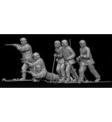 6 sovětských vojáků na lyžích