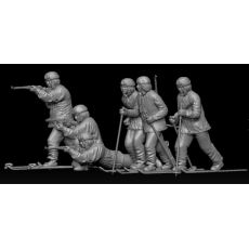 6 sovětských vojáků na lyžích