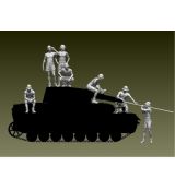 7-členná posádka tanku Afrikakorpsu během údržby v tropických přilbách