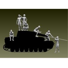 7-členná posádka tanku Afrikakorpsu během údržby v tropických přilbách